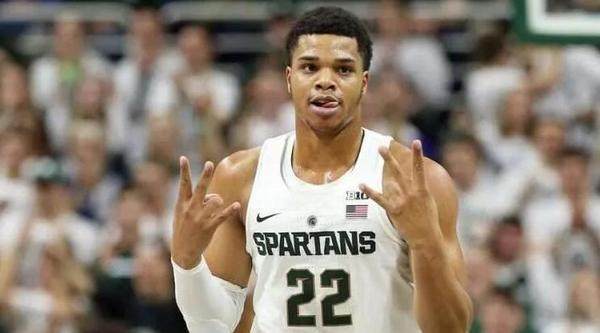 巴西国际新任主帅说球队穿粉色球衣看着像同性恋，事后道歉